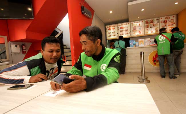 Pengemudi Ojek Online membeli pesanan makanan yang diorder dari aplikasi di Jakarta. Bisnis/Arief Hermawan P 