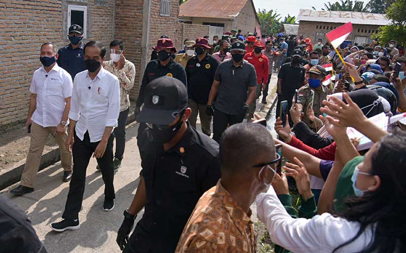  Presiden Joko Widodo Tinjau Vaksinasi Covid-19 Dari Pintu ke Pintu di Sumatra Utara