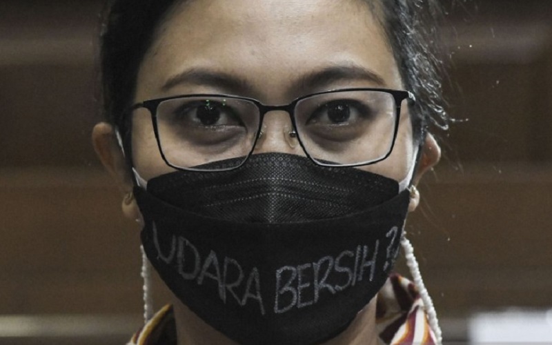 Aktivis yang tergabung dalam Koalisi Ibu Kota mengikuti sidang pembacaan putusan gugatan terkait polusi udara di Pengadilan Negeri Jakarta Pusat, Kamis (16/9/2021). Pada aksinya mereka menuntut pemerintah bisa mengendalikan polusi udara Jakarta dan sekitarnya. ANTARA FOTO/ Fakhri Hermansyah