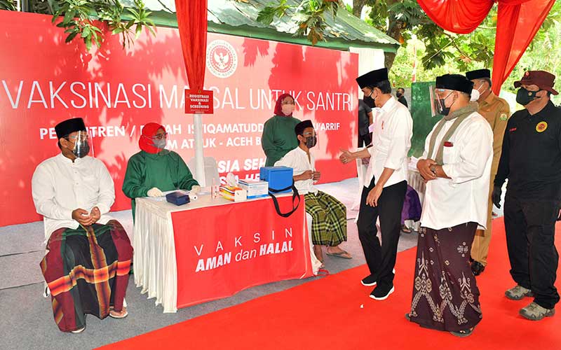  Presiden Joko Widodo Tinjau Proses Vaksinasi Covid-19 Untuk Para Santri di Aceh