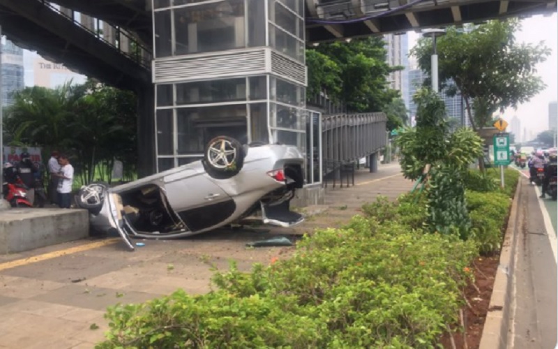  Penampakan Honda Civic  Kecelakaan dan Terguling di Pintu Masuk Polda Metro Jaya