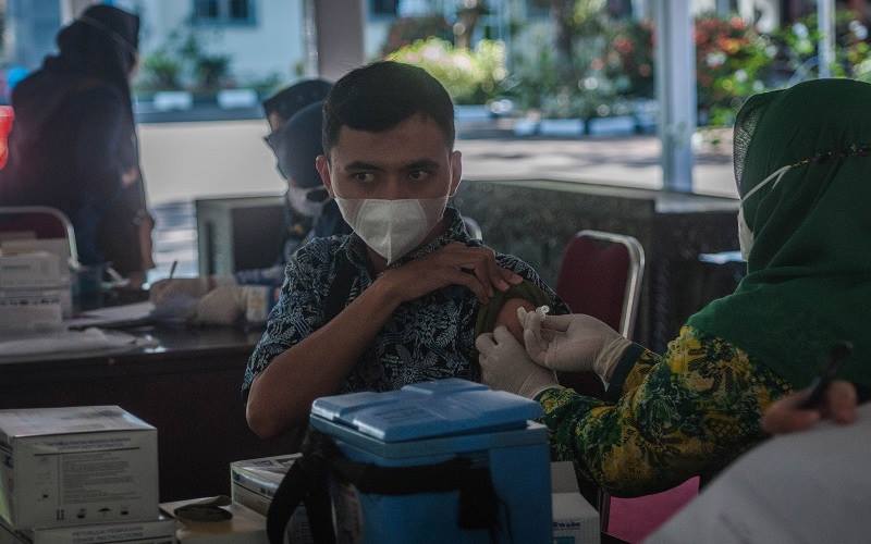 Vaksinator menyuntikkan vaksin COVID-19 kepada warga di Rangkasbitung, Lebak, Banten, Kamis (9/9/2021).ANTARA FOTO/Muhammad Bagus Khoirunas