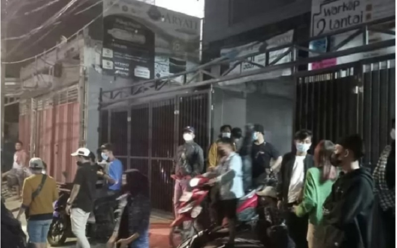  Jakarta PPKM Level 3, Polisi Bubarkan Pengunjung Warung Kopi di Koja