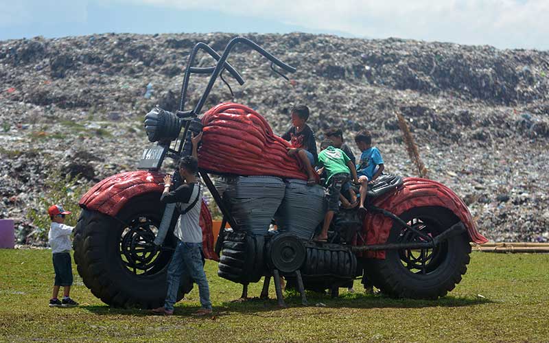  Pembuatan Patung Dari Sampah di Jember Jawa Timur saat Hari World Cleanup Day 2021
