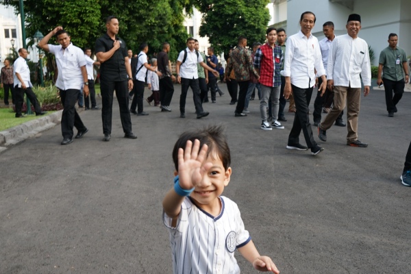  Jokowi Bagikan Momen Bersepeda Bareng Jan Ethes di Yogyakarta