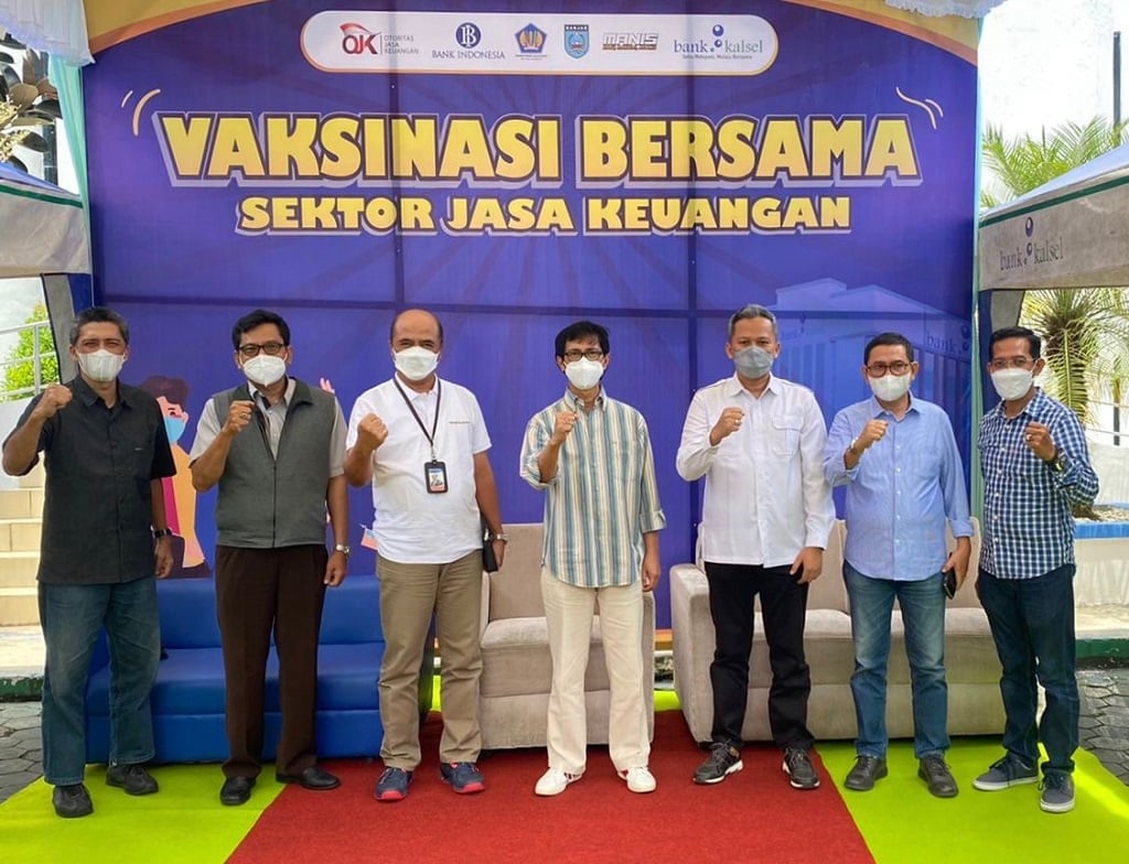  OJK Bersama Bank Kalsel Martapura Gelar Vaksinasi Massal Tahap III