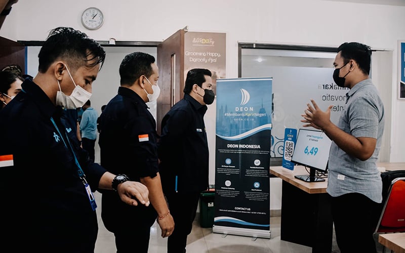 Menteri BUMN Erick Thohir meninjau produk startup di sela-sela acara Bali Digitalpreneur Meetup di kampus STMIK Primakara, Denpasar, Minggu sore (19/9/2021). /Istimewa