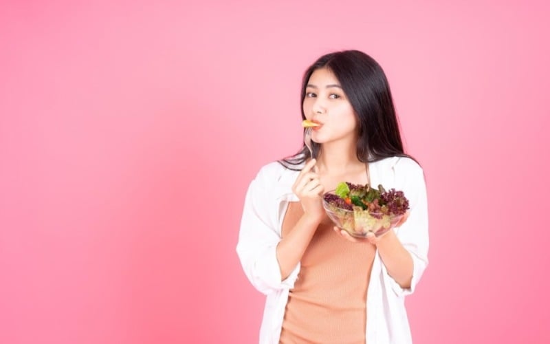 Ilustrasi perempuan makan sayur agar awet muda - freepik.com