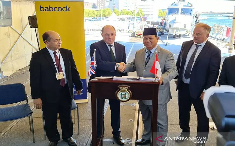 Menteri Pertahanan Inggris Ben Wallace (kiri) dan Menteri Pertahanan RI Prabowo Subianto (kanan) berjabat tangan usai penandatanganan perjanjian kerja sama antara perusahaan pertahanan Inggris, Babcock, dan PT PAL di London, Inggris, Kamis (16/9/2021)./Antara-Kedubes Inggris.