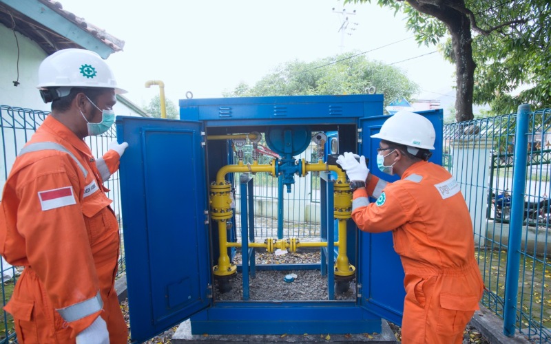 Petugas PT Perusahaan Gas Negara Tbk sedang memeriksa operasional jaringan gas rumah tangga. Istimewa/PGN