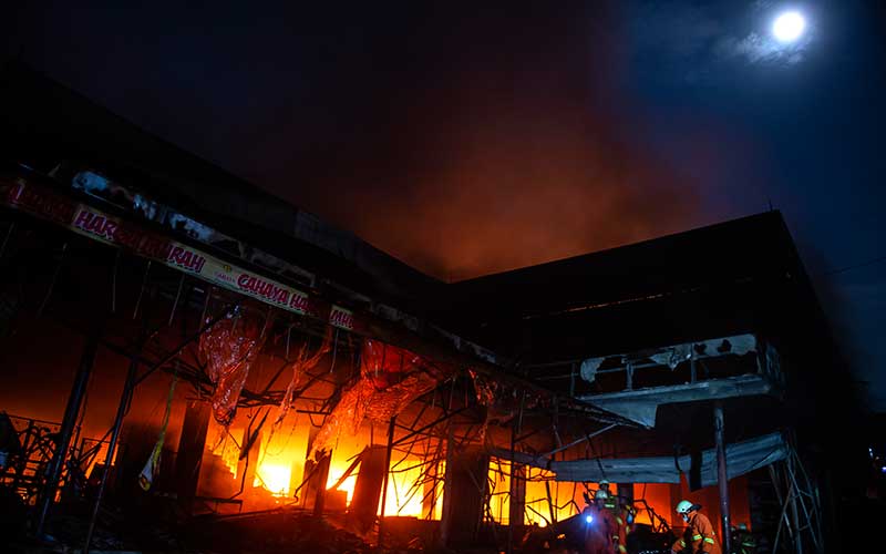  Sebanyak 15 Unit Mobil Pemadam Kebakaran Dikerahkan Untuk Memadamkan Kebakaran Pasar Swalayan di Jakarta Selatan