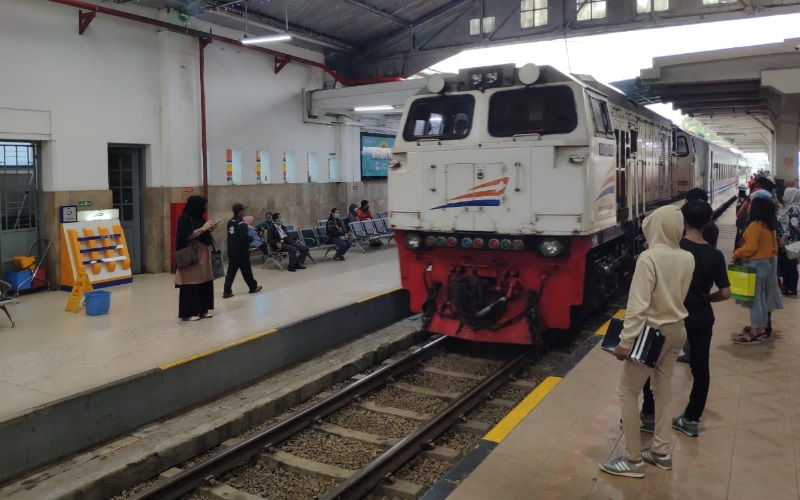  Seluruh KA Lokal di Daop 2 Bandung Kembali Beroperasi