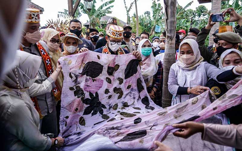  Sandiaga Uno Pekerjakan Lima Remaja Disabilitas Pesan 600 Tote Bags