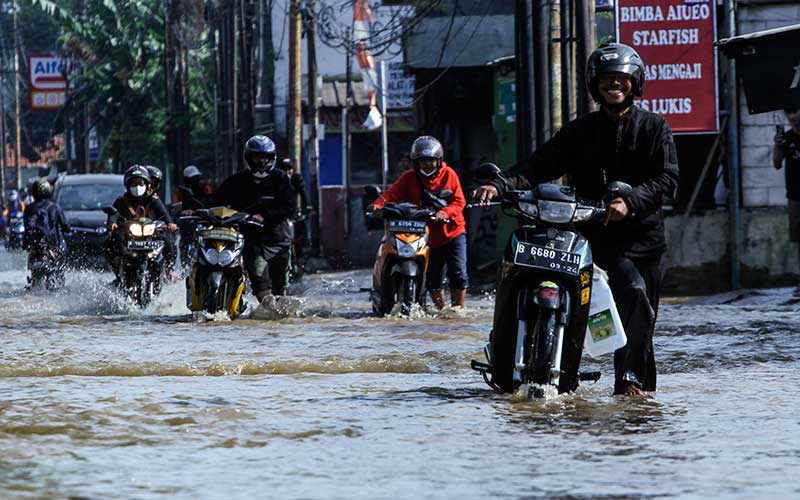  Kawasan Perempatan Mampang Depok Banjir Akibat Menumpuknya Sampah