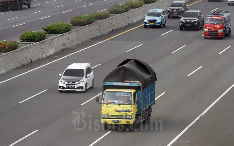 Truk sarat muatan atau over dimension over load (ODOL) melintas di jalan Tol Jagorawi, Jakarta, Selasa (14/4/2020). Bisnis/Himawan L Nugraha