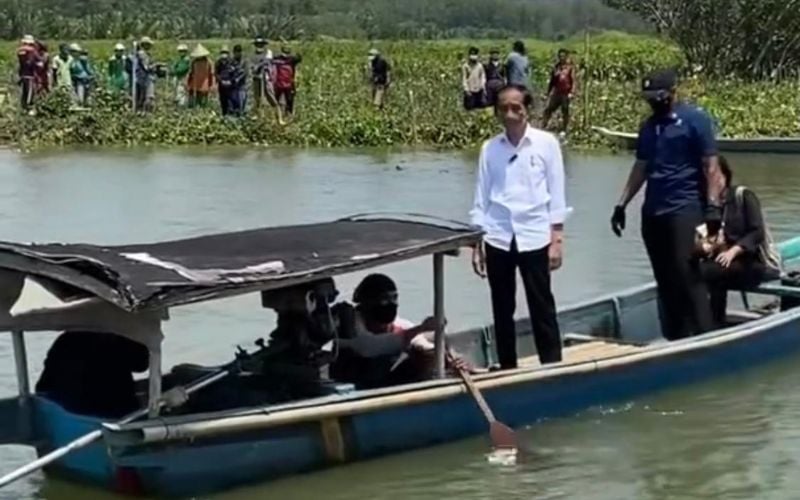  Di Luar Agenda, Jokowi Tiba-Tiba Naik Perahu untuk Sapa Warga Cilacap