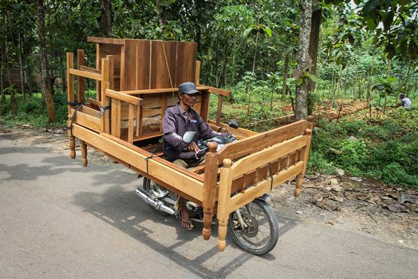 Perajin mebel mengantarkan mebel kayu menggunakan sepeda motor di kawasan Kalijambe, Sragen, Jawa Tengah, Senin (6/3). Kementerian Lingkungan Hidup dan Kehutanan (KLHK) berharap industri mebel atau kerajinan kayu dipermudah dalam kepengurusan sertifikat Forest Stewardship Council (FSC), meskipun telah ada sertifikat Sistem Verifikasi Legalitas Kayu (SVLK) untuk mempermudah ekspor produknya./Antara