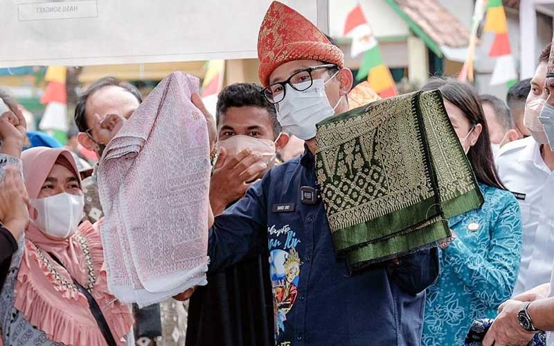  Sandiaga Uno Memberi Solusi Bagi Pemuda Desa Burai Yang Terdampak Pandemi