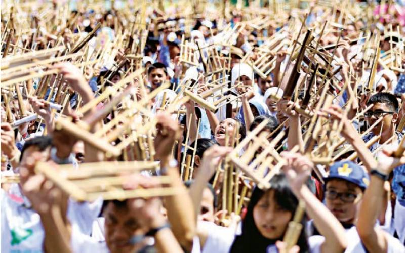  PELESTARIAN SENI BUDAYA DAERAH : Mengeksplorasi Musik tradisi 