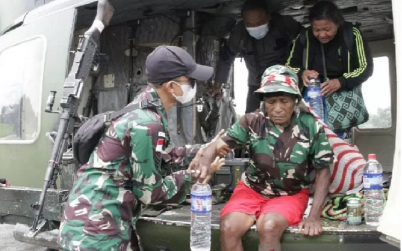 Warga dan guru dievakuasi dari Kiwirok menggunakan helikopter milik Penerbad, Papua, Rabu (22/9/2021). ANTARA/HO-Penerangan Korem 172/PWY./Antara