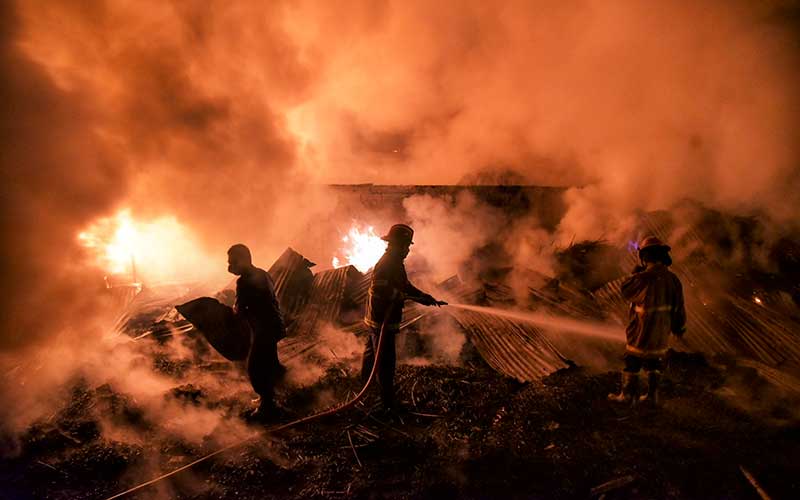  Kebakaran Pabrik Pembuatan Kursi Rotan di Medan