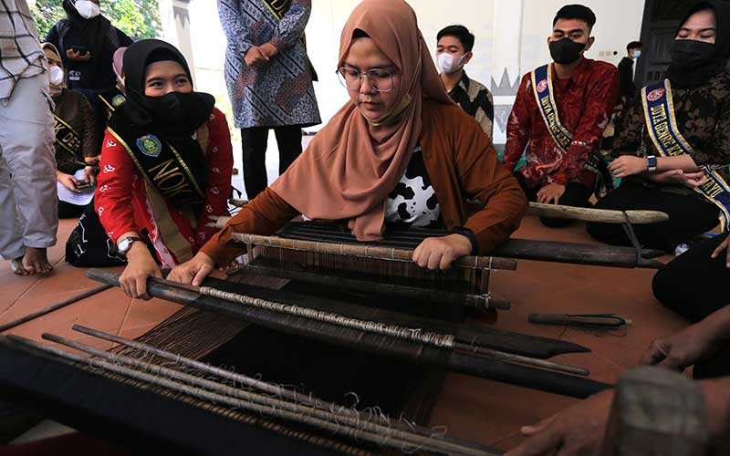  Kenalkan Tenun Tradisional Melalui Tenun Gedogan Fest