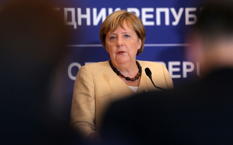 Kanselir Jerman Angela Merkel berbicara dalam konferensi pers di Belgrade, Serbia, Senin (13/9/2021)./Bloomberg-Oliver Bunic