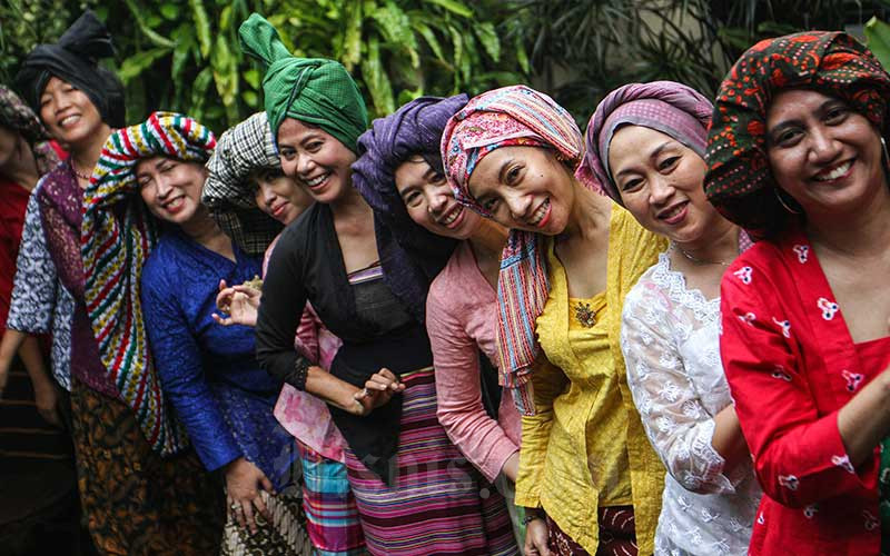  Sambut Hari Batik Nasional, Ngopi Tengkuluk Tampilkan Busana Daerah dan Aneka Penutup Kepala