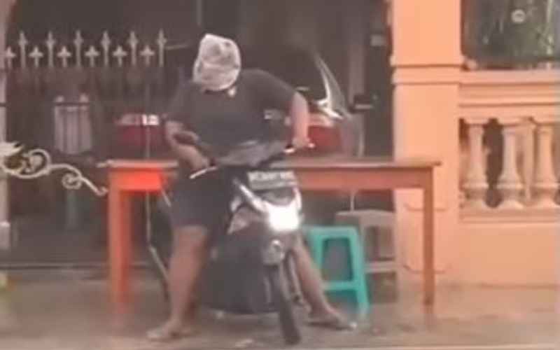  Viral Pemuda Pakai Plastik Untuk Tutupi Kepala saat Hujan, Ini Pentingnya Penggunaan Helm