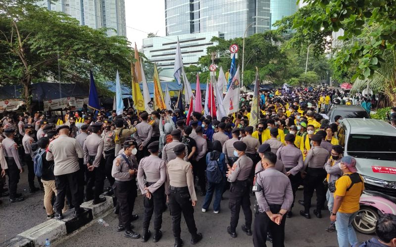  Demo Penolakan Pemecatan Pegawai KPK, Mahasiswa-Polisi Sempat Saling Dorong