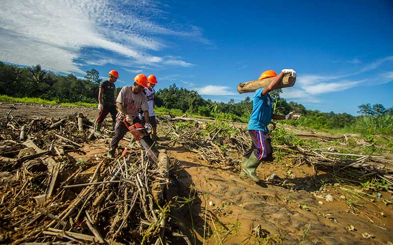  Pasca Banjir Bandang, Warga Mulai Membersihkan Sungai Hantakan di Kalimatan Selatan