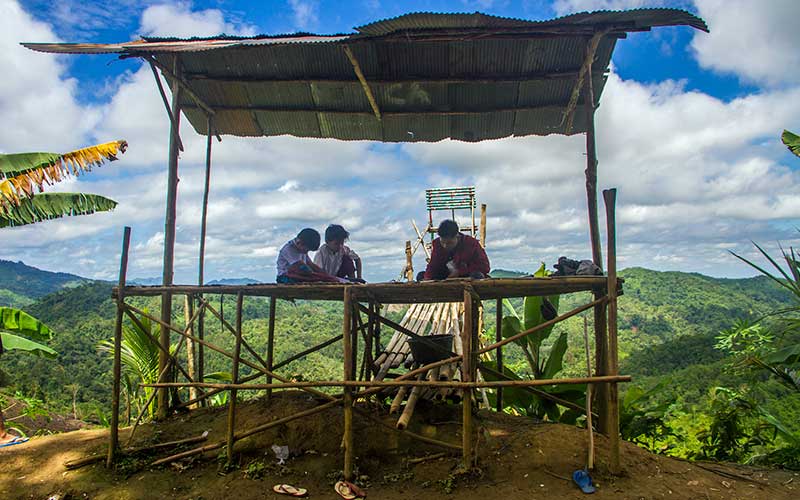  Kesulitan Sinyal, Siswa di Kalimantan Tengah Harus Naik Bukit Untuk Belajar Daring