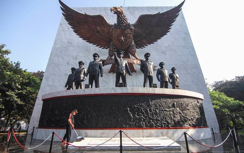 Petugas membersihkan area Monumen Pancasila Sakti di Lubang Buaya, Jakarta Timur, Rabu (30/9/2020). Peringatan Hari Kesaktian Pancasila akan diselenggarakan pada tanggal 1 Oktober 2020 di lokasi tersebut. ANTARA FOTO/Asprilla Dwi Adha