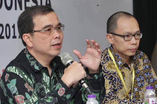 Direktur Utama PT Indocement Tunggal Prakasa Tbk Christian Kartawijaya (kiri), dan Corporate Secretary Antonius Marsos memberikan penjelasan mengenai kinerja perusahaan, di Jakarta, Senin (7/8)./JIBI-Dedi Gunawan