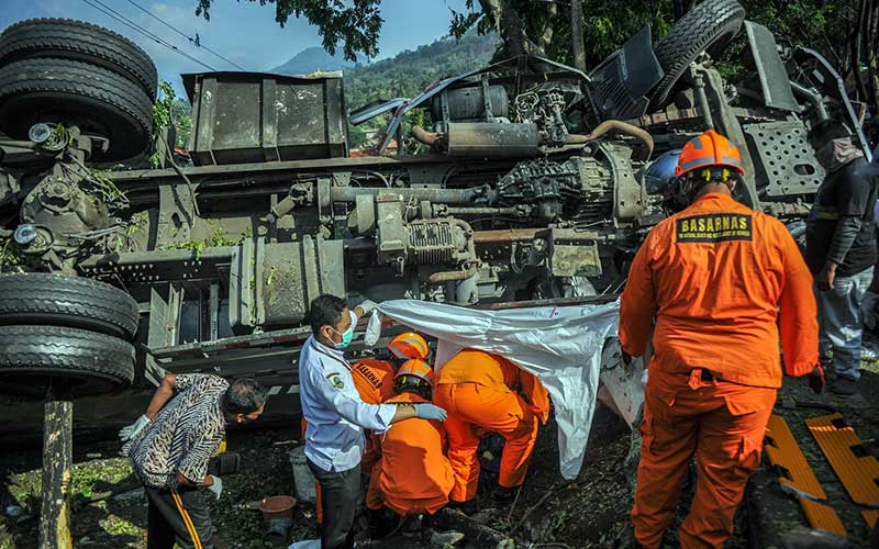  Truk Bermuatan Semen Alami Kecelakaan Tunggal di Nagreg