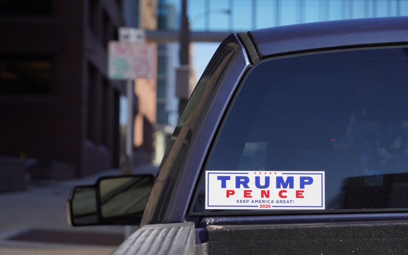 Stiker kampanye pasangan Donald Trump-Mike Pence untuk Pemilihan Presiden (Pilpres) AS 2020 ditempel di sebuah mobil di Milwaukee, Wisconsin, AS, Kamis (2/4/2020)./Bloomberg-Thomas Werner