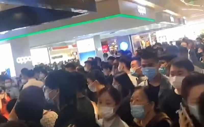  Viral Ratusan Orang di China Berlarian di Mal, Berebut Beli iPhone 13 