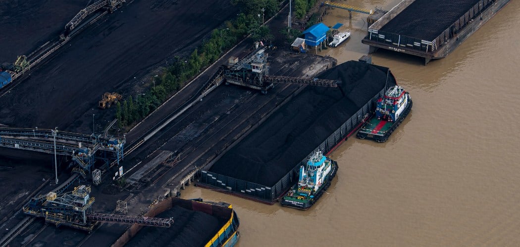 Sejumlah kapal tongkang pengangkut batubara melakukan bongkar muatan di perairan Sungai Musi, Palembang, Sumatera Selatan, Senin (19/7/2021). Kementerian ESDM menetapkan Harga Batubara Acuan (HBA) Juli 2021 menjadi US$115,35 per ton atau mengalami kenaikan US$15,02 per ton dari US$100,33 per ton pada bulan Juni 2021./ANTARA FOTO-Nova Wahyudi