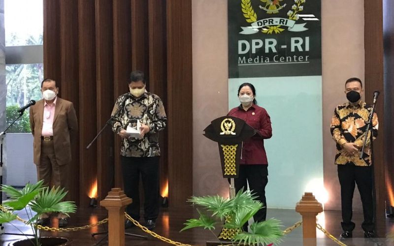 Ketua DPR RI Puan Maharani (kedua dari kanan) memberikan keterangan pers terkait usulan pergantian antar-waktu pimpinan DPR RI, di Kompleks Parlemen, Jakarta, Rabu (29/9/2021). ANTARA/Imam Budilaksono