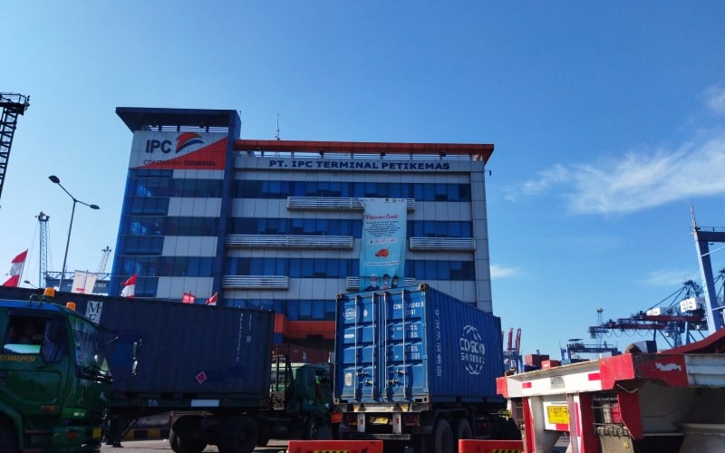 Truk kontainer bersiap menurunkan kontainer ke dalam kawasan Terminal Peti Kemas dalam kawasan Pelindo II. /Bisnis-Anggara Pernando