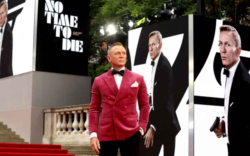 Tampil Ciamik di Premiere No Time To Die, Jas Warna Pink Daniel Craig Jadi Perdebatan 