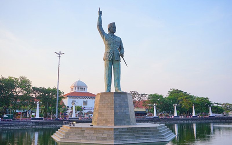  KAI Resmikan Patung Soekarno di Area Polder Stasiun Semarang Tawang