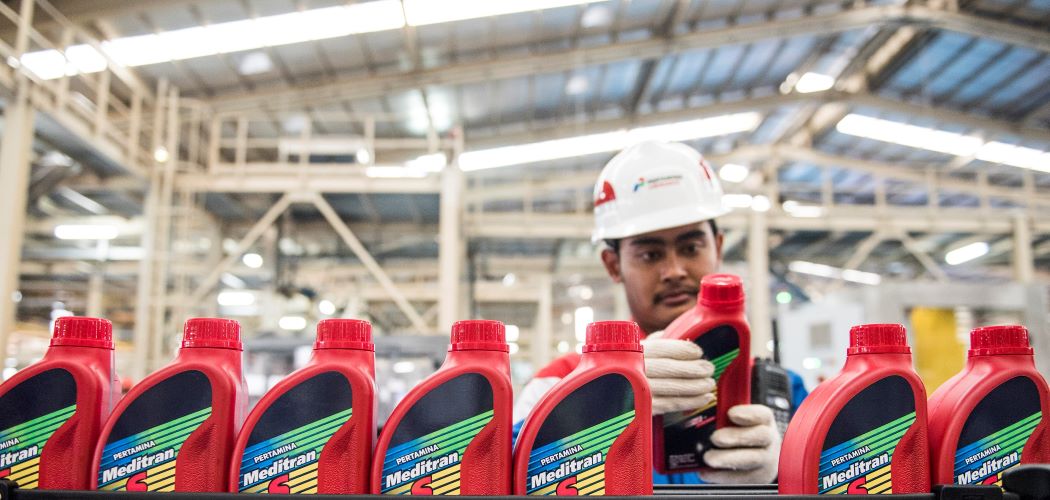 Pekerja memeriksa produk minyak pelumas dalam kemasan botol di Production Unit Jakarta Pertamina Lubricants./Antara - M Agung Rajasa