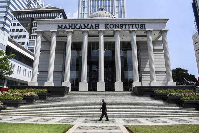 Petugas keamanan melintas di depan Gedung Mahkamah Konstitusi, Jakarta, Kamis (23/5/2019)./ANTARA-Hafidz Mubarak A