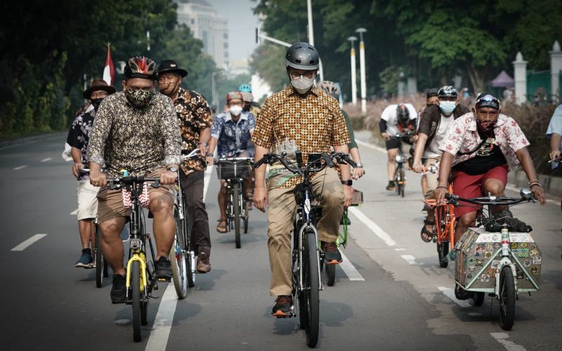  Cara Anies Peringati Hari Batik Nasional, Bersepeda dan Mengenakan Batik