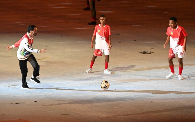  Momen Jokowi Bermain Bola dengan Anak Papua di Pembukan PON XX