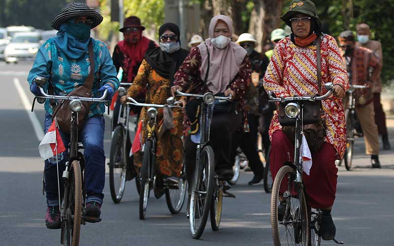  Sambut Hari Batik Nasional, Warga di Surabaya Bersepeda Menggunakan Pakaian Batik