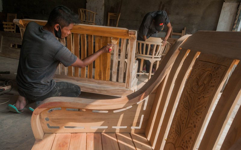 Pekerja menyelesaikan tahap produksi mebel kayu jati di Desa Mekar Agung Lebak, Banten. Kerajinan mebel berupa kursi, meja, dan tempat tidur yang berbahan dasar limbah kayu jati dan mahoni dengan harga berkisar Rp13 juta hingga Rp5 juta per unit./Antara-Mansyur S