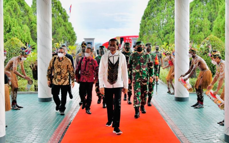 Presiden Jokowi didampingi Menteri Investasi/Kepala Badan Koordinasi Penanaman Modal Bahlil Lahadalia dan Panglima TNI Marsekal Hadi Tjahjanto tiba di Bandar Udara Sentani, Kabupaten Jayapura, Provinsi Papua, Jumat (1/10/2021) sore - BPMI Setpres/Laily.