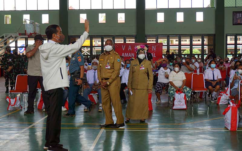  Presiden Joko Widodo Tinjau Pelaksanaan Vaksinasi Covid-19 di Papua Barat